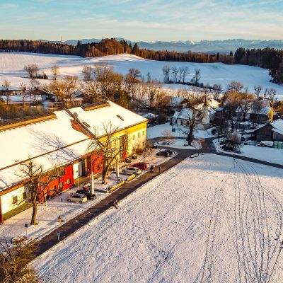 Drohnenansicht der Tagesbar im Winter