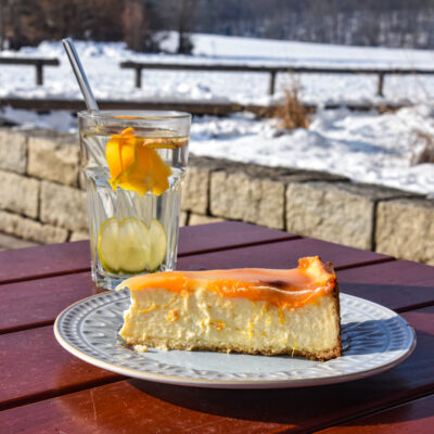 Kuchen im Winter auf der Terrasse