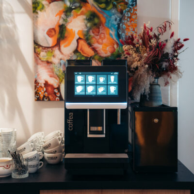 Kaffeemaschine beim Frühstücksbuffet
